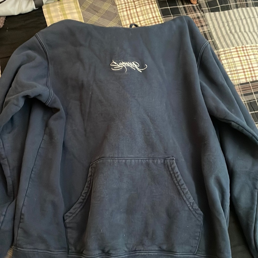 SUPREME navy sweatshirt